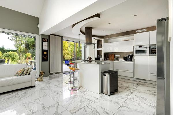 Maison contemporaine avec piscine et jardin paysager au Croisé-Laroche