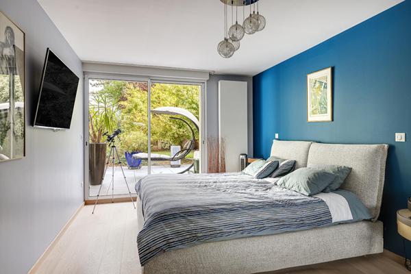 Maison contemporaine avec piscine et jardin paysager au Croisé-Laroche