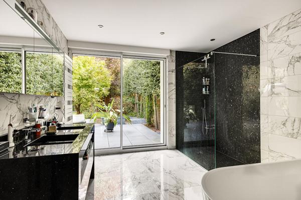 Maison contemporaine avec piscine et jardin paysager au Croisé-Laroche