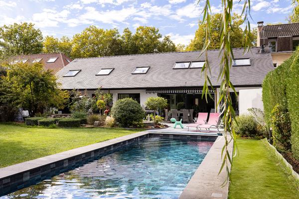 Maison contemporaine avec piscine et jardin paysager au Croisé-Laroche