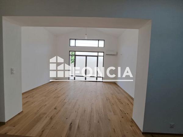 Location Appartement 4 pièces 92.3 m² - 16 BIS RUE DU GENERAL VINCENT Uzes 30700