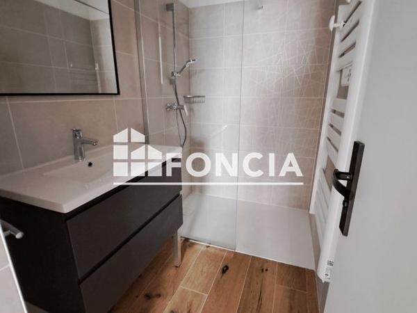 Location Appartement 4 pièces 92.3 m² - 16 BIS RUE DU GENERAL VINCENT Uzes 30700