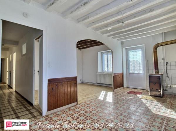 Maison avec diverses dépendances sur terrain de 3 000 m²  - Vernoil le Fourrier (49390)