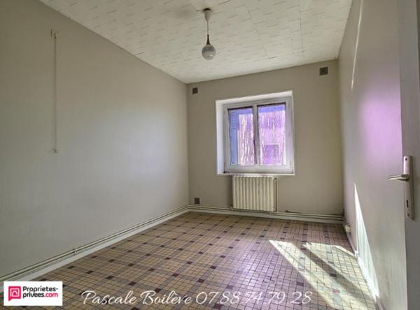 Maison avec diverses dépendances sur terrain de 3 000 m²  - Vernoil le Fourrier (49390)