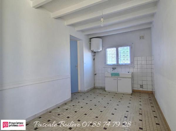 Maison avec diverses dépendances sur terrain de 3 000 m²  - Vernoil le Fourrier (49390)