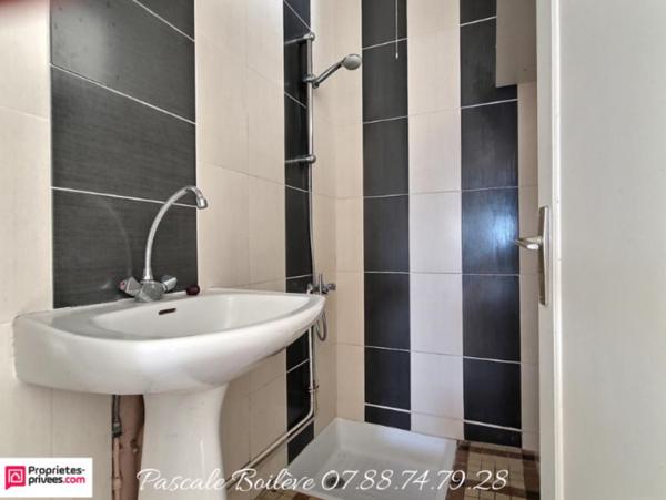 Maison avec diverses dépendances sur terrain de 3 000 m²  - Vernoil le Fourrier (49390)