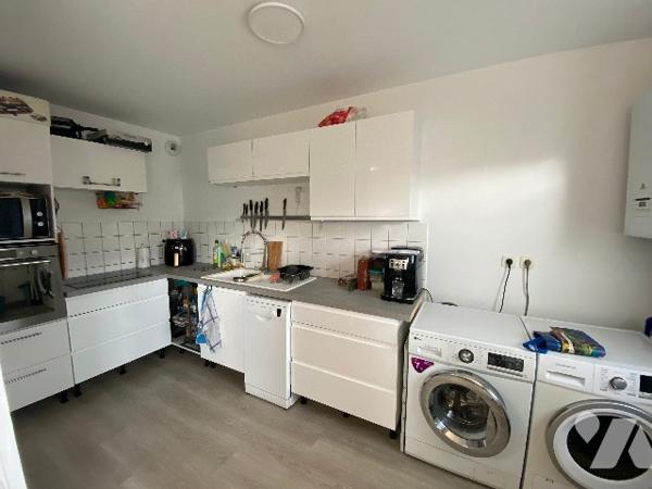 BEL APPARTEMENT 85 M2 AVEC TRANSPORTS ET TOUS COMMERCES A PROXIMITE