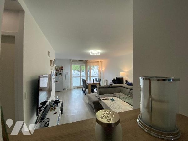 BEL APPARTEMENT 85 M2 AVEC TRANSPORTS ET TOUS COMMERCES A PROXIMITE