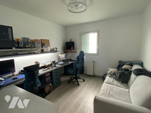BEL APPARTEMENT 85 M2 AVEC TRANSPORTS ET TOUS COMMERCES A PROXIMITE