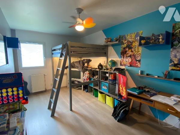 BEL APPARTEMENT 85 M2 AVEC TRANSPORTS ET TOUS COMMERCES A PROXIMITE