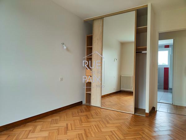 86130 SAINT GEORGES LES BAILLARGEAUX Pavillon sur SOUS-SOL total - 95m² - 983m² de terrain.