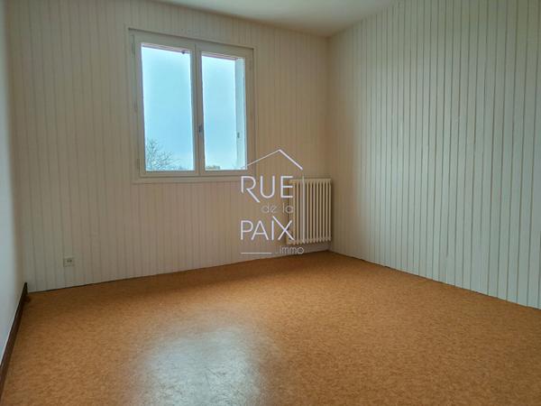 86130 SAINT GEORGES LES BAILLARGEAUX Pavillon sur SOUS-SOL total - 95m² - 983m² de terrain.