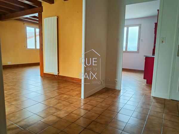 86130 SAINT GEORGES LES BAILLARGEAUX Pavillon sur SOUS-SOL total - 95m² - 983m² de terrain.