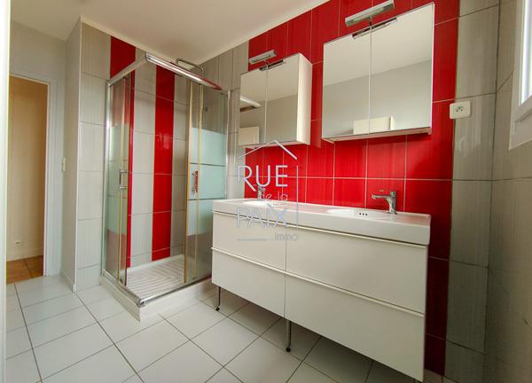 86130 SAINT GEORGES LES BAILLARGEAUX Pavillon sur SOUS-SOL total - 95m² - 983m² de terrain.