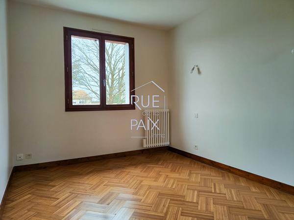 86130 SAINT GEORGES LES BAILLARGEAUX Pavillon sur SOUS-SOL total - 95m² - 983m² de terrain.