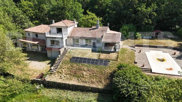 PROPRIETE DE 340m² + DEPENDANCES SUR TERRAIN DE 8 HECTARES 