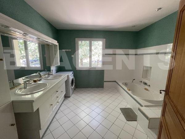 PROPRIETE DE 340m² + DEPENDANCES SUR TERRAIN DE 8 HECTARES 