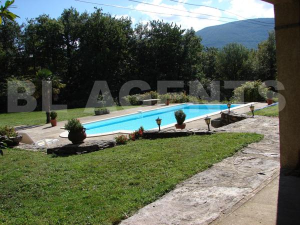 PROPRIETE DE 340m² + DEPENDANCES SUR TERRAIN DE 8 HECTARES 