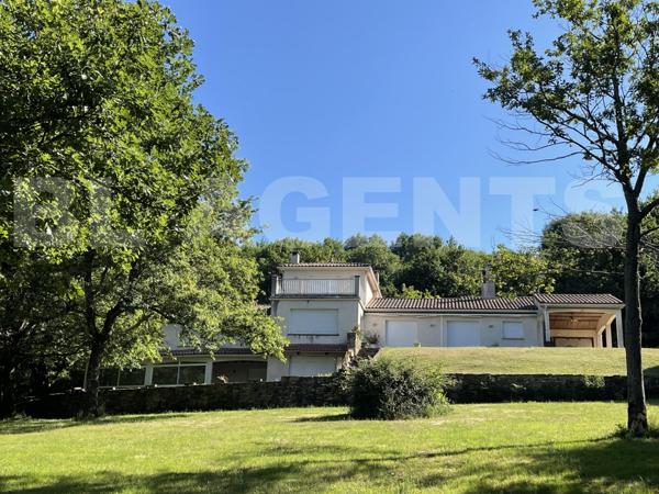 PROPRIETE DE 340m² + DEPENDANCES SUR TERRAIN DE 8 HECTARES 