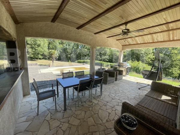 PROPRIETE DE 340m² + DEPENDANCES SUR TERRAIN DE 8 HECTARES 