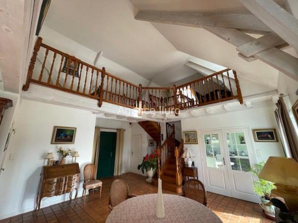 Maison - Proximite oloron-sainte-marie - Réf.:205371 PROXIMITE IMMEDIATE OLORON - VUE EXCEPTIONNELLE SUR LES PYRENEES POUR CETTE MAGNIFIQUE MAISON D'ARCHITECTE T4 AVEC JOLI PARC CLOTURE DE 2 728 M² -
