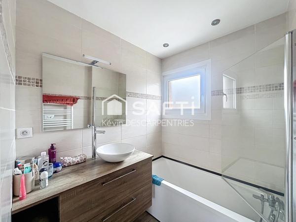 Semi individuelle entièrement rénovée, 3 chambres, jardin, garage 2 voitures...