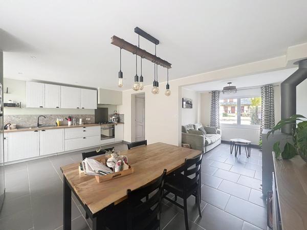 Semi individuelle entièrement rénovée, 3 chambres, jardin, garage 2 voitures...