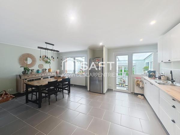 Semi individuelle entièrement rénovée, 3 chambres, jardin, garage 2 voitures...