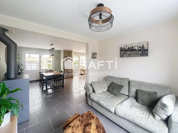 Semi individuelle entièrement rénovée, 3 chambres, jardin, garage 2 voitures...