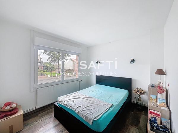 Semi individuelle entièrement rénovée, 3 chambres, jardin, garage 2 voitures...