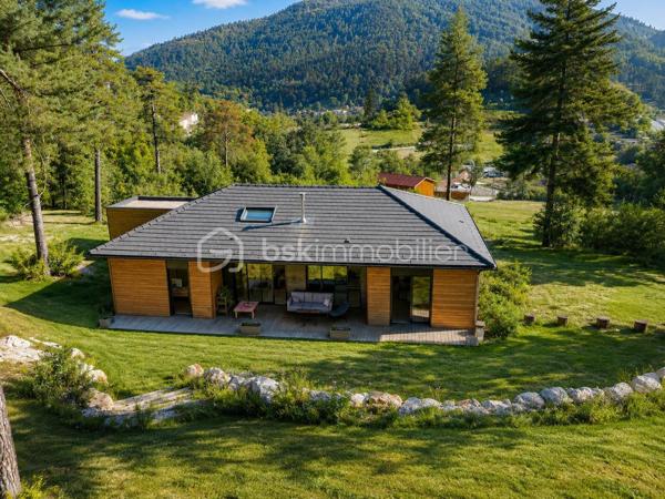 ANNOT – Maison contemporaine d'exception au cœur d'un écrin de nature

À seulement quelques minutes à pied du centre du village d'Annot, cette propriété contemporaine offre un cadre de vie rare, où confort moderne et nature préservée se rencontrent harmonieusement.

Édifiée en 2022, cette maison individuelle à ossature bois d'environ 120 m² s'implante sur un domaine de près de 7 000 m², offrant calme absolu, intimité et une vue dégagée sur les montagnes environnantes. L'ensemble comprend notamment une parcelle bornée de 1 043 m² classée en zone U, intégrée à la propriété et offrant un potentiel d'évolution ou de construction, sous réserve des autorisations d'urbanisme en vigueur.

Le vaste espace de vie de plus de 50 m², baigné de lumière grâce à ses larges ouvertures, se prolonge naturellement vers une agréable terrasse. La maison dispose également d'une suite parentale de 34 m², de deux chambres supplémentaires, d'une salle de bains, d'une buanderie et d'un garage de 23 m².

Construite selon les dernières normes, elle bénéficie d'excellentes performances énergétiques (DPE A), d'un chauffage performant associant poêle à bois et équipements récents, tout en étant encore couverte par la garantie décennale.

Une propriété rare, idéale pour une résidence principale comme pour une maison de famille, dans l'un des plus beaux environnements naturels des Alpes-de-Haute-Provence.

Les atouts : 
Maison contemporaine achevée en 2022
Construction à ossature bois
Environ 120 m² habitables
Domaine de près de 7 000 m²
Parcelle bornée de 1 043 m² en zone U
Pièce de vie de plus de 50 m²
Suite parentale de 34 m²
Garage de 23 m²
Terrasse
DPE A
Garantie décennale
Centre du village accessible à pied

Une propriété où l'on vient chercher bien plus qu'une maison : un véritable art de vivre.