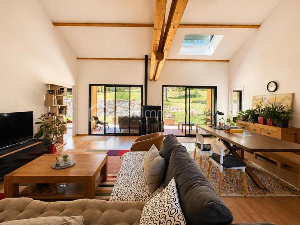 ANNOT – Maison contemporaine d'exception au cœur d'un écrin de nature

À seulement quelques minutes à pied du centre du village d'Annot, cette propriété contemporaine offre un cadre de vie rare, où confort moderne et nature préservée se rencontrent harmonieusement.

Édifiée en 2022, cette maison individuelle à ossature bois d'environ 120 m² s'implante sur un domaine de près de 7 000 m², offrant calme absolu, intimité et une vue dégagée sur les montagnes environnantes. L'ensemble comprend notamment une parcelle bornée de 1 043 m² classée en zone U, intégrée à la propriété et offrant un potentiel d'évolution ou de construction, sous réserve des autorisations d'urbanisme en vigueur.

Le vaste espace de vie de plus de 50 m², baigné de lumière grâce à ses larges ouvertures, se prolonge naturellement vers une agréable terrasse. La maison dispose également d'une suite parentale de 34 m², de deux chambres supplémentaires, d'une salle de bains, d'une buanderie et d'un garage de 23 m².

Construite selon les dernières normes, elle bénéficie d'excellentes performances énergétiques (DPE A), d'un chauffage performant associant poêle à bois et équipements récents, tout en étant encore couverte par la garantie décennale.

Une propriété rare, idéale pour une résidence principale comme pour une maison de famille, dans l'un des plus beaux environnements naturels des Alpes-de-Haute-Provence.

Les atouts : 
Maison contemporaine achevée en 2022
Construction à ossature bois
Environ 120 m² habitables
Domaine de près de 7 000 m²
Parcelle bornée de 1 043 m² en zone U
Pièce de vie de plus de 50 m²
Suite parentale de 34 m²
Garage de 23 m²
Terrasse
DPE A
Garantie décennale
Centre du village accessible à pied

Une propriété où l'on vient chercher bien plus qu'une maison : un véritable art de vivre.