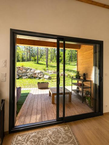 ANNOT – Maison contemporaine d'exception au cœur d'un écrin de nature

À seulement quelques minutes à pied du centre du village d'Annot, cette propriété contemporaine offre un cadre de vie rare, où confort moderne et nature préservée se rencontrent harmonieusement.

Édifiée en 2022, cette maison individuelle à ossature bois d'environ 120 m² s'implante sur un domaine de près de 7 000 m², offrant calme absolu, intimité et une vue dégagée sur les montagnes environnantes. L'ensemble comprend notamment une parcelle bornée de 1 043 m² classée en zone U, intégrée à la propriété et offrant un potentiel d'évolution ou de construction, sous réserve des autorisations d'urbanisme en vigueur.

Le vaste espace de vie de plus de 50 m², baigné de lumière grâce à ses larges ouvertures, se prolonge naturellement vers une agréable terrasse. La maison dispose également d'une suite parentale de 34 m², de deux chambres supplémentaires, d'une salle de bains, d'une buanderie et d'un garage de 23 m².

Construite selon les dernières normes, elle bénéficie d'excellentes performances énergétiques (DPE A), d'un chauffage performant associant poêle à bois et équipements récents, tout en étant encore couverte par la garantie décennale.

Une propriété rare, idéale pour une résidence principale comme pour une maison de famille, dans l'un des plus beaux environnements naturels des Alpes-de-Haute-Provence.

Les atouts : 
Maison contemporaine achevée en 2022
Construction à ossature bois
Environ 120 m² habitables
Domaine de près de 7 000 m²
Parcelle bornée de 1 043 m² en zone U
Pièce de vie de plus de 50 m²
Suite parentale de 34 m²
Garage de 23 m²
Terrasse
DPE A
Garantie décennale
Centre du village accessible à pied

Une propriété où l'on vient chercher bien plus qu'une maison : un véritable art de vivre.