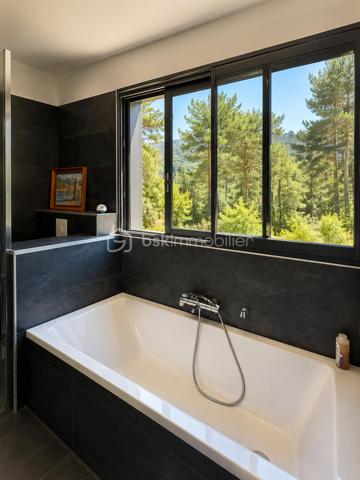 ANNOT – Maison contemporaine d'exception au cœur d'un écrin de nature

À seulement quelques minutes à pied du centre du village d'Annot, cette propriété contemporaine offre un cadre de vie rare, où confort moderne et nature préservée se rencontrent harmonieusement.

Édifiée en 2022, cette maison individuelle à ossature bois d'environ 120 m² s'implante sur un domaine de près de 7 000 m², offrant calme absolu, intimité et une vue dégagée sur les montagnes environnantes. L'ensemble comprend notamment une parcelle bornée de 1 043 m² classée en zone U, intégrée à la propriété et offrant un potentiel d'évolution ou de construction, sous réserve des autorisations d'urbanisme en vigueur.

Le vaste espace de vie de plus de 50 m², baigné de lumière grâce à ses larges ouvertures, se prolonge naturellement vers une agréable terrasse. La maison dispose également d'une suite parentale de 34 m², de deux chambres supplémentaires, d'une salle de bains, d'une buanderie et d'un garage de 23 m².

Construite selon les dernières normes, elle bénéficie d'excellentes performances énergétiques (DPE A), d'un chauffage performant associant poêle à bois et équipements récents, tout en étant encore couverte par la garantie décennale.

Une propriété rare, idéale pour une résidence principale comme pour une maison de famille, dans l'un des plus beaux environnements naturels des Alpes-de-Haute-Provence.

Les atouts : 
Maison contemporaine achevée en 2022
Construction à ossature bois
Environ 120 m² habitables
Domaine de près de 7 000 m²
Parcelle bornée de 1 043 m² en zone U
Pièce de vie de plus de 50 m²
Suite parentale de 34 m²
Garage de 23 m²
Terrasse
DPE A
Garantie décennale
Centre du village accessible à pied

Une propriété où l'on vient chercher bien plus qu'une maison : un véritable art de vivre.
