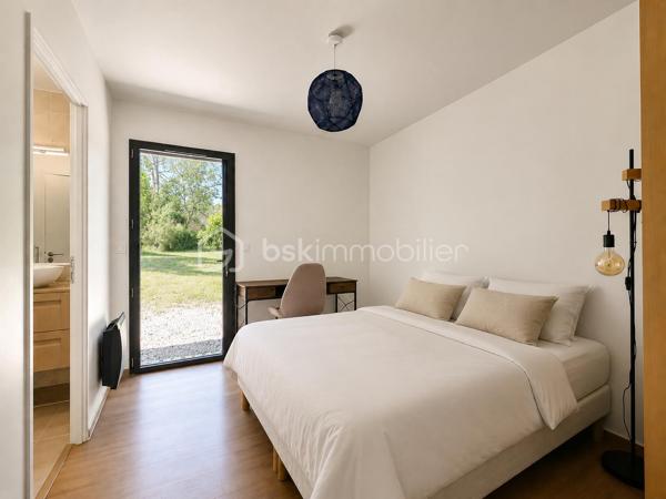 ANNOT – Maison contemporaine d'exception au cœur d'un écrin de nature

À seulement quelques minutes à pied du centre du village d'Annot, cette propriété contemporaine offre un cadre de vie rare, où confort moderne et nature préservée se rencontrent harmonieusement.

Édifiée en 2022, cette maison individuelle à ossature bois d'environ 120 m² s'implante sur un domaine de près de 7 000 m², offrant calme absolu, intimité et une vue dégagée sur les montagnes environnantes. L'ensemble comprend notamment une parcelle bornée de 1 043 m² classée en zone U, intégrée à la propriété et offrant un potentiel d'évolution ou de construction, sous réserve des autorisations d'urbanisme en vigueur.

Le vaste espace de vie de plus de 50 m², baigné de lumière grâce à ses larges ouvertures, se prolonge naturellement vers une agréable terrasse. La maison dispose également d'une suite parentale de 34 m², de deux chambres supplémentaires, d'une salle de bains, d'une buanderie et d'un garage de 23 m².

Construite selon les dernières normes, elle bénéficie d'excellentes performances énergétiques (DPE A), d'un chauffage performant associant poêle à bois et équipements récents, tout en étant encore couverte par la garantie décennale.

Une propriété rare, idéale pour une résidence principale comme pour une maison de famille, dans l'un des plus beaux environnements naturels des Alpes-de-Haute-Provence.

Les atouts : 
Maison contemporaine achevée en 2022
Construction à ossature bois
Environ 120 m² habitables
Domaine de près de 7 000 m²
Parcelle bornée de 1 043 m² en zone U
Pièce de vie de plus de 50 m²
Suite parentale de 34 m²
Garage de 23 m²
Terrasse
DPE A
Garantie décennale
Centre du village accessible à pied

Une propriété où l'on vient chercher bien plus qu'une maison : un véritable art de vivre.