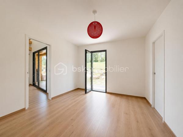 ANNOT – Maison contemporaine d'exception au cœur d'un écrin de nature

À seulement quelques minutes à pied du centre du village d'Annot, cette propriété contemporaine offre un cadre de vie rare, où confort moderne et nature préservée se rencontrent harmonieusement.

Édifiée en 2022, cette maison individuelle à ossature bois d'environ 120 m² s'implante sur un domaine de près de 7 000 m², offrant calme absolu, intimité et une vue dégagée sur les montagnes environnantes. L'ensemble comprend notamment une parcelle bornée de 1 043 m² classée en zone U, intégrée à la propriété et offrant un potentiel d'évolution ou de construction, sous réserve des autorisations d'urbanisme en vigueur.

Le vaste espace de vie de plus de 50 m², baigné de lumière grâce à ses larges ouvertures, se prolonge naturellement vers une agréable terrasse. La maison dispose également d'une suite parentale de 34 m², de deux chambres supplémentaires, d'une salle de bains, d'une buanderie et d'un garage de 23 m².

Construite selon les dernières normes, elle bénéficie d'excellentes performances énergétiques (DPE A), d'un chauffage performant associant poêle à bois et équipements récents, tout en étant encore couverte par la garantie décennale.

Une propriété rare, idéale pour une résidence principale comme pour une maison de famille, dans l'un des plus beaux environnements naturels des Alpes-de-Haute-Provence.

Les atouts : 
Maison contemporaine achevée en 2022
Construction à ossature bois
Environ 120 m² habitables
Domaine de près de 7 000 m²
Parcelle bornée de 1 043 m² en zone U
Pièce de vie de plus de 50 m²
Suite parentale de 34 m²
Garage de 23 m²
Terrasse
DPE A
Garantie décennale
Centre du village accessible à pied

Une propriété où l'on vient chercher bien plus qu'une maison : un véritable art de vivre.
