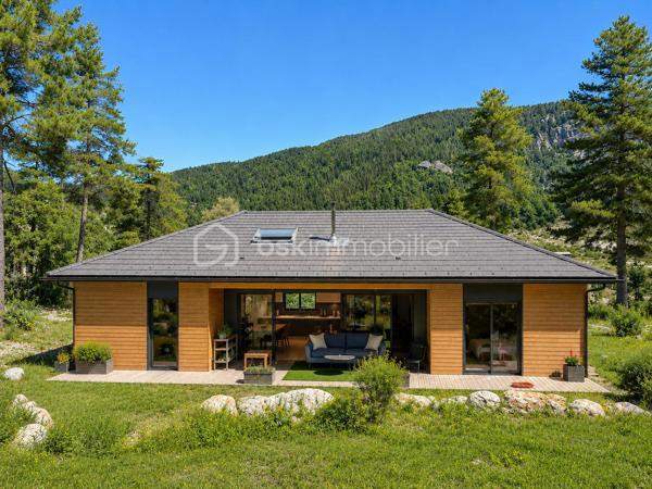ANNOT – Maison contemporaine d'exception au cœur d'un écrin de nature

À seulement quelques minutes à pied du centre du village d'Annot, cette propriété contemporaine offre un cadre de vie rare, où confort moderne et nature préservée se rencontrent harmonieusement.

Édifiée en 2022, cette maison individuelle à ossature bois d'environ 120 m² s'implante sur un domaine de près de 7 000 m², offrant calme absolu, intimité et une vue dégagée sur les montagnes environnantes. L'ensemble comprend notamment une parcelle bornée de 1 043 m² classée en zone U, intégrée à la propriété et offrant un potentiel d'évolution ou de construction, sous réserve des autorisations d'urbanisme en vigueur.

Le vaste espace de vie de plus de 50 m², baigné de lumière grâce à ses larges ouvertures, se prolonge naturellement vers une agréable terrasse. La maison dispose également d'une suite parentale de 34 m², de deux chambres supplémentaires, d'une salle de bains, d'une buanderie et d'un garage de 23 m².

Construite selon les dernières normes, elle bénéficie d'excellentes performances énergétiques (DPE A), d'un chauffage performant associant poêle à bois et équipements récents, tout en étant encore couverte par la garantie décennale.

Une propriété rare, idéale pour une résidence principale comme pour une maison de famille, dans l'un des plus beaux environnements naturels des Alpes-de-Haute-Provence.

Les atouts : 
Maison contemporaine achevée en 2022
Construction à ossature bois
Environ 120 m² habitables
Domaine de près de 7 000 m²
Parcelle bornée de 1 043 m² en zone U
Pièce de vie de plus de 50 m²
Suite parentale de 34 m²
Garage de 23 m²
Terrasse
DPE A
Garantie décennale
Centre du village accessible à pied

Une propriété où l'on vient chercher bien plus qu'une maison : un véritable art de vivre.