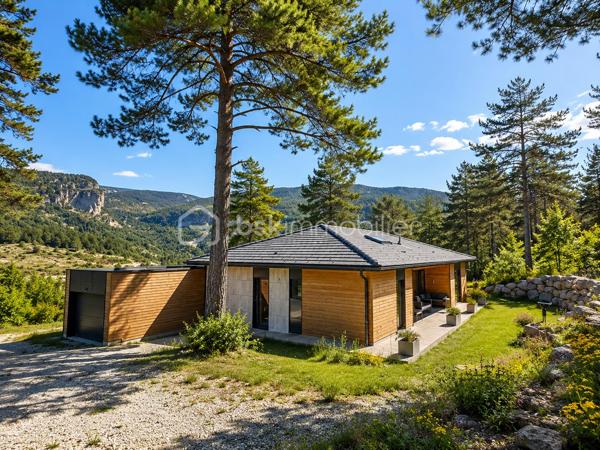 ANNOT – Maison contemporaine d'exception au cœur d'un écrin de nature

À seulement quelques minutes à pied du centre du village d'Annot, cette propriété contemporaine offre un cadre de vie rare, où confort moderne et nature préservée se rencontrent harmonieusement.

Édifiée en 2022, cette maison individuelle à ossature bois d'environ 120 m² s'implante sur un domaine de près de 7 000 m², offrant calme absolu, intimité et une vue dégagée sur les montagnes environnantes. L'ensemble comprend notamment une parcelle bornée de 1 043 m² classée en zone U, intégrée à la propriété et offrant un potentiel d'évolution ou de construction, sous réserve des autorisations d'urbanisme en vigueur.

Le vaste espace de vie de plus de 50 m², baigné de lumière grâce à ses larges ouvertures, se prolonge naturellement vers une agréable terrasse. La maison dispose également d'une suite parentale de 34 m², de deux chambres supplémentaires, d'une salle de bains, d'une buanderie et d'un garage de 23 m².

Construite selon les dernières normes, elle bénéficie d'excellentes performances énergétiques (DPE A), d'un chauffage performant associant poêle à bois et équipements récents, tout en étant encore couverte par la garantie décennale.

Une propriété rare, idéale pour une résidence principale comme pour une maison de famille, dans l'un des plus beaux environnements naturels des Alpes-de-Haute-Provence.

Les atouts : 
Maison contemporaine achevée en 2022
Construction à ossature bois
Environ 120 m² habitables
Domaine de près de 7 000 m²
Parcelle bornée de 1 043 m² en zone U
Pièce de vie de plus de 50 m²
Suite parentale de 34 m²
Garage de 23 m²
Terrasse
DPE A
Garantie décennale
Centre du village accessible à pied

Une propriété où l'on vient chercher bien plus qu'une maison : un véritable art de vivre.