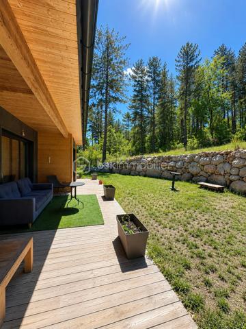 ANNOT – Maison contemporaine d'exception au cœur d'un écrin de nature

À seulement quelques minutes à pied du centre du village d'Annot, cette propriété contemporaine offre un cadre de vie rare, où confort moderne et nature préservée se rencontrent harmonieusement.

Édifiée en 2022, cette maison individuelle à ossature bois d'environ 120 m² s'implante sur un domaine de près de 7 000 m², offrant calme absolu, intimité et une vue dégagée sur les montagnes environnantes. L'ensemble comprend notamment une parcelle bornée de 1 043 m² classée en zone U, intégrée à la propriété et offrant un potentiel d'évolution ou de construction, sous réserve des autorisations d'urbanisme en vigueur.

Le vaste espace de vie de plus de 50 m², baigné de lumière grâce à ses larges ouvertures, se prolonge naturellement vers une agréable terrasse. La maison dispose également d'une suite parentale de 34 m², de deux chambres supplémentaires, d'une salle de bains, d'une buanderie et d'un garage de 23 m².

Construite selon les dernières normes, elle bénéficie d'excellentes performances énergétiques (DPE A), d'un chauffage performant associant poêle à bois et équipements récents, tout en étant encore couverte par la garantie décennale.

Une propriété rare, idéale pour une résidence principale comme pour une maison de famille, dans l'un des plus beaux environnements naturels des Alpes-de-Haute-Provence.

Les atouts : 
Maison contemporaine achevée en 2022
Construction à ossature bois
Environ 120 m² habitables
Domaine de près de 7 000 m²
Parcelle bornée de 1 043 m² en zone U
Pièce de vie de plus de 50 m²
Suite parentale de 34 m²
Garage de 23 m²
Terrasse
DPE A
Garantie décennale
Centre du village accessible à pied

Une propriété où l'on vient chercher bien plus qu'une maison : un véritable art de vivre.