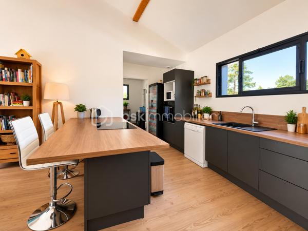 ANNOT – Maison contemporaine d'exception au cœur d'un écrin de nature

À seulement quelques minutes à pied du centre du village d'Annot, cette propriété contemporaine offre un cadre de vie rare, où confort moderne et nature préservée se rencontrent harmonieusement.

Édifiée en 2022, cette maison individuelle à ossature bois d'environ 120 m² s'implante sur un domaine de près de 7 000 m², offrant calme absolu, intimité et une vue dégagée sur les montagnes environnantes. L'ensemble comprend notamment une parcelle bornée de 1 043 m² classée en zone U, intégrée à la propriété et offrant un potentiel d'évolution ou de construction, sous réserve des autorisations d'urbanisme en vigueur.

Le vaste espace de vie de plus de 50 m², baigné de lumière grâce à ses larges ouvertures, se prolonge naturellement vers une agréable terrasse. La maison dispose également d'une suite parentale de 34 m², de deux chambres supplémentaires, d'une salle de bains, d'une buanderie et d'un garage de 23 m².

Construite selon les dernières normes, elle bénéficie d'excellentes performances énergétiques (DPE A), d'un chauffage performant associant poêle à bois et équipements récents, tout en étant encore couverte par la garantie décennale.

Une propriété rare, idéale pour une résidence principale comme pour une maison de famille, dans l'un des plus beaux environnements naturels des Alpes-de-Haute-Provence.

Les atouts : 
Maison contemporaine achevée en 2022
Construction à ossature bois
Environ 120 m² habitables
Domaine de près de 7 000 m²
Parcelle bornée de 1 043 m² en zone U
Pièce de vie de plus de 50 m²
Suite parentale de 34 m²
Garage de 23 m²
Terrasse
DPE A
Garantie décennale
Centre du village accessible à pied

Une propriété où l'on vient chercher bien plus qu'une maison : un véritable art de vivre.