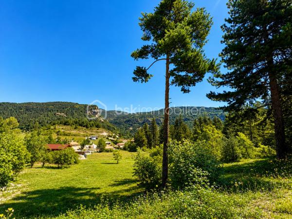 ANNOT – Maison contemporaine d'exception au cœur d'un écrin de nature

À seulement quelques minutes à pied du centre du village d'Annot, cette propriété contemporaine offre un cadre de vie rare, où confort moderne et nature préservée se rencontrent harmonieusement.

Édifiée en 2022, cette maison individuelle à ossature bois d'environ 120 m² s'implante sur un domaine de près de 7 000 m², offrant calme absolu, intimité et une vue dégagée sur les montagnes environnantes. L'ensemble comprend notamment une parcelle bornée de 1 043 m² classée en zone U, intégrée à la propriété et offrant un potentiel d'évolution ou de construction, sous réserve des autorisations d'urbanisme en vigueur.

Le vaste espace de vie de plus de 50 m², baigné de lumière grâce à ses larges ouvertures, se prolonge naturellement vers une agréable terrasse. La maison dispose également d'une suite parentale de 34 m², de deux chambres supplémentaires, d'une salle de bains, d'une buanderie et d'un garage de 23 m².

Construite selon les dernières normes, elle bénéficie d'excellentes performances énergétiques (DPE A), d'un chauffage performant associant poêle à bois et équipements récents, tout en étant encore couverte par la garantie décennale.

Une propriété rare, idéale pour une résidence principale comme pour une maison de famille, dans l'un des plus beaux environnements naturels des Alpes-de-Haute-Provence.

Les atouts : 
Maison contemporaine achevée en 2022
Construction à ossature bois
Environ 120 m² habitables
Domaine de près de 7 000 m²
Parcelle bornée de 1 043 m² en zone U
Pièce de vie de plus de 50 m²
Suite parentale de 34 m²
Garage de 23 m²
Terrasse
DPE A
Garantie décennale
Centre du village accessible à pied

Une propriété où l'on vient chercher bien plus qu'une maison : un véritable art de vivre.