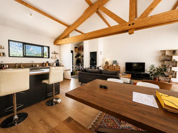 ANNOT – Maison contemporaine d'exception au cœur d'un écrin de nature

À seulement quelques minutes à pied du centre du village d'Annot, cette propriété contemporaine offre un cadre de vie rare, où confort moderne et nature préservée se rencontrent harmonieusement.

Édifiée en 2022, cette maison individuelle à ossature bois d'environ 120 m² s'implante sur un domaine de près de 7 000 m², offrant calme absolu, intimité et une vue dégagée sur les montagnes environnantes. L'ensemble comprend notamment une parcelle bornée de 1 043 m² classée en zone U, intégrée à la propriété et offrant un potentiel d'évolution ou de construction, sous réserve des autorisations d'urbanisme en vigueur.

Le vaste espace de vie de plus de 50 m², baigné de lumière grâce à ses larges ouvertures, se prolonge naturellement vers une agréable terrasse. La maison dispose également d'une suite parentale de 34 m², de deux chambres supplémentaires, d'une salle de bains, d'une buanderie et d'un garage de 23 m².

Construite selon les dernières normes, elle bénéficie d'excellentes performances énergétiques (DPE A), d'un chauffage performant associant poêle à bois et équipements récents, tout en étant encore couverte par la garantie décennale.

Une propriété rare, idéale pour une résidence principale comme pour une maison de famille, dans l'un des plus beaux environnements naturels des Alpes-de-Haute-Provence.

Les atouts : 
Maison contemporaine achevée en 2022
Construction à ossature bois
Environ 120 m² habitables
Domaine de près de 7 000 m²
Parcelle bornée de 1 043 m² en zone U
Pièce de vie de plus de 50 m²
Suite parentale de 34 m²
Garage de 23 m²
Terrasse
DPE A
Garantie décennale
Centre du village accessible à pied

Une propriété où l'on vient chercher bien plus qu'une maison : un véritable art de vivre.