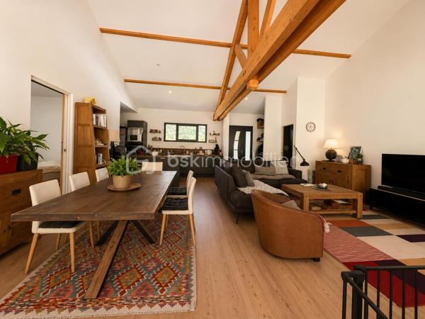ANNOT – Maison contemporaine d'exception au cœur d'un écrin de nature

À seulement quelques minutes à pied du centre du village d'Annot, cette propriété contemporaine offre un cadre de vie rare, où confort moderne et nature préservée se rencontrent harmonieusement.

Édifiée en 2022, cette maison individuelle à ossature bois d'environ 120 m² s'implante sur un domaine de près de 7 000 m², offrant calme absolu, intimité et une vue dégagée sur les montagnes environnantes. L'ensemble comprend notamment une parcelle bornée de 1 043 m² classée en zone U, intégrée à la propriété et offrant un potentiel d'évolution ou de construction, sous réserve des autorisations d'urbanisme en vigueur.

Le vaste espace de vie de plus de 50 m², baigné de lumière grâce à ses larges ouvertures, se prolonge naturellement vers une agréable terrasse. La maison dispose également d'une suite parentale de 34 m², de deux chambres supplémentaires, d'une salle de bains, d'une buanderie et d'un garage de 23 m².

Construite selon les dernières normes, elle bénéficie d'excellentes performances énergétiques (DPE A), d'un chauffage performant associant poêle à bois et équipements récents, tout en étant encore couverte par la garantie décennale.

Une propriété rare, idéale pour une résidence principale comme pour une maison de famille, dans l'un des plus beaux environnements naturels des Alpes-de-Haute-Provence.

Les atouts : 
Maison contemporaine achevée en 2022
Construction à ossature bois
Environ 120 m² habitables
Domaine de près de 7 000 m²
Parcelle bornée de 1 043 m² en zone U
Pièce de vie de plus de 50 m²
Suite parentale de 34 m²
Garage de 23 m²
Terrasse
DPE A
Garantie décennale
Centre du village accessible à pied

Une propriété où l'on vient chercher bien plus qu'une maison : un véritable art de vivre.