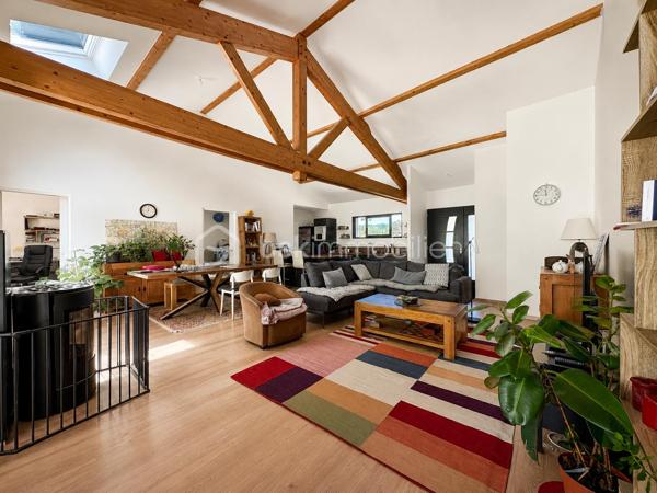 ANNOT – Maison contemporaine d'exception au cœur d'un écrin de nature

À seulement quelques minutes à pied du centre du village d'Annot, cette propriété contemporaine offre un cadre de vie rare, où confort moderne et nature préservée se rencontrent harmonieusement.

Édifiée en 2022, cette maison individuelle à ossature bois d'environ 120 m² s'implante sur un domaine de près de 7 000 m², offrant calme absolu, intimité et une vue dégagée sur les montagnes environnantes. L'ensemble comprend notamment une parcelle bornée de 1 043 m² classée en zone U, intégrée à la propriété et offrant un potentiel d'évolution ou de construction, sous réserve des autorisations d'urbanisme en vigueur.

Le vaste espace de vie de plus de 50 m², baigné de lumière grâce à ses larges ouvertures, se prolonge naturellement vers une agréable terrasse. La maison dispose également d'une suite parentale de 34 m², de deux chambres supplémentaires, d'une salle de bains, d'une buanderie et d'un garage de 23 m².

Construite selon les dernières normes, elle bénéficie d'excellentes performances énergétiques (DPE A), d'un chauffage performant associant poêle à bois et équipements récents, tout en étant encore couverte par la garantie décennale.

Une propriété rare, idéale pour une résidence principale comme pour une maison de famille, dans l'un des plus beaux environnements naturels des Alpes-de-Haute-Provence.

Les atouts : 
Maison contemporaine achevée en 2022
Construction à ossature bois
Environ 120 m² habitables
Domaine de près de 7 000 m²
Parcelle bornée de 1 043 m² en zone U
Pièce de vie de plus de 50 m²
Suite parentale de 34 m²
Garage de 23 m²
Terrasse
DPE A
Garantie décennale
Centre du village accessible à pied

Une propriété où l'on vient chercher bien plus qu'une maison : un véritable art de vivre.