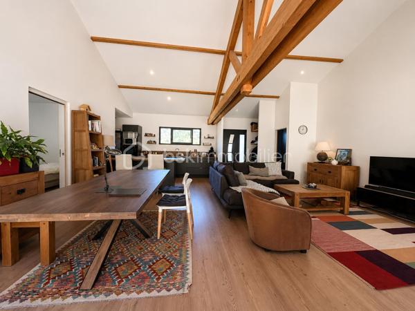 ANNOT – Maison contemporaine d'exception au cœur d'un écrin de nature

À seulement quelques minutes à pied du centre du village d'Annot, cette propriété contemporaine offre un cadre de vie rare, où confort moderne et nature préservée se rencontrent harmonieusement.

Édifiée en 2022, cette maison individuelle à ossature bois d'environ 120 m² s'implante sur un domaine de près de 7 000 m², offrant calme absolu, intimité et une vue dégagée sur les montagnes environnantes. L'ensemble comprend notamment une parcelle bornée de 1 043 m² classée en zone U, intégrée à la propriété et offrant un potentiel d'évolution ou de construction, sous réserve des autorisations d'urbanisme en vigueur.

Le vaste espace de vie de plus de 50 m², baigné de lumière grâce à ses larges ouvertures, se prolonge naturellement vers une agréable terrasse. La maison dispose également d'une suite parentale de 34 m², de deux chambres supplémentaires, d'une salle de bains, d'une buanderie et d'un garage de 23 m².

Construite selon les dernières normes, elle bénéficie d'excellentes performances énergétiques (DPE A), d'un chauffage performant associant poêle à bois et équipements récents, tout en étant encore couverte par la garantie décennale.

Une propriété rare, idéale pour une résidence principale comme pour une maison de famille, dans l'un des plus beaux environnements naturels des Alpes-de-Haute-Provence.

Les atouts : 
Maison contemporaine achevée en 2022
Construction à ossature bois
Environ 120 m² habitables
Domaine de près de 7 000 m²
Parcelle bornée de 1 043 m² en zone U
Pièce de vie de plus de 50 m²
Suite parentale de 34 m²
Garage de 23 m²
Terrasse
DPE A
Garantie décennale
Centre du village accessible à pied

Une propriété où l'on vient chercher bien plus qu'une maison : un véritable art de vivre.