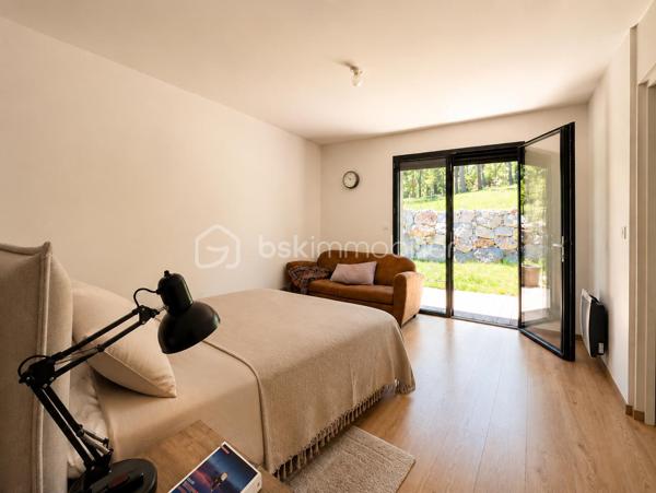 ANNOT – Maison contemporaine d'exception au cœur d'un écrin de nature

À seulement quelques minutes à pied du centre du village d'Annot, cette propriété contemporaine offre un cadre de vie rare, où confort moderne et nature préservée se rencontrent harmonieusement.

Édifiée en 2022, cette maison individuelle à ossature bois d'environ 120 m² s'implante sur un domaine de près de 7 000 m², offrant calme absolu, intimité et une vue dégagée sur les montagnes environnantes. L'ensemble comprend notamment une parcelle bornée de 1 043 m² classée en zone U, intégrée à la propriété et offrant un potentiel d'évolution ou de construction, sous réserve des autorisations d'urbanisme en vigueur.

Le vaste espace de vie de plus de 50 m², baigné de lumière grâce à ses larges ouvertures, se prolonge naturellement vers une agréable terrasse. La maison dispose également d'une suite parentale de 34 m², de deux chambres supplémentaires, d'une salle de bains, d'une buanderie et d'un garage de 23 m².

Construite selon les dernières normes, elle bénéficie d'excellentes performances énergétiques (DPE A), d'un chauffage performant associant poêle à bois et équipements récents, tout en étant encore couverte par la garantie décennale.

Une propriété rare, idéale pour une résidence principale comme pour une maison de famille, dans l'un des plus beaux environnements naturels des Alpes-de-Haute-Provence.

Les atouts : 
Maison contemporaine achevée en 2022
Construction à ossature bois
Environ 120 m² habitables
Domaine de près de 7 000 m²
Parcelle bornée de 1 043 m² en zone U
Pièce de vie de plus de 50 m²
Suite parentale de 34 m²
Garage de 23 m²
Terrasse
DPE A
Garantie décennale
Centre du village accessible à pied

Une propriété où l'on vient chercher bien plus qu'une maison : un véritable art de vivre.