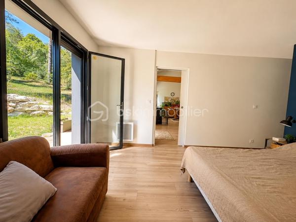 ANNOT – Maison contemporaine d'exception au cœur d'un écrin de nature

À seulement quelques minutes à pied du centre du village d'Annot, cette propriété contemporaine offre un cadre de vie rare, où confort moderne et nature préservée se rencontrent harmonieusement.

Édifiée en 2022, cette maison individuelle à ossature bois d'environ 120 m² s'implante sur un domaine de près de 7 000 m², offrant calme absolu, intimité et une vue dégagée sur les montagnes environnantes. L'ensemble comprend notamment une parcelle bornée de 1 043 m² classée en zone U, intégrée à la propriété et offrant un potentiel d'évolution ou de construction, sous réserve des autorisations d'urbanisme en vigueur.

Le vaste espace de vie de plus de 50 m², baigné de lumière grâce à ses larges ouvertures, se prolonge naturellement vers une agréable terrasse. La maison dispose également d'une suite parentale de 34 m², de deux chambres supplémentaires, d'une salle de bains, d'une buanderie et d'un garage de 23 m².

Construite selon les dernières normes, elle bénéficie d'excellentes performances énergétiques (DPE A), d'un chauffage performant associant poêle à bois et équipements récents, tout en étant encore couverte par la garantie décennale.

Une propriété rare, idéale pour une résidence principale comme pour une maison de famille, dans l'un des plus beaux environnements naturels des Alpes-de-Haute-Provence.

Les atouts : 
Maison contemporaine achevée en 2022
Construction à ossature bois
Environ 120 m² habitables
Domaine de près de 7 000 m²
Parcelle bornée de 1 043 m² en zone U
Pièce de vie de plus de 50 m²
Suite parentale de 34 m²
Garage de 23 m²
Terrasse
DPE A
Garantie décennale
Centre du village accessible à pied

Une propriété où l'on vient chercher bien plus qu'une maison : un véritable art de vivre.