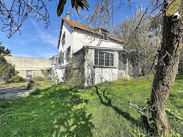 MONTREUIL, AU PIED DU PARC DES BEAUMONTS, 10 MIN DU CENTRE-VILLE ET DES METROS LIGNE 9, BELLE MAISON BOURGEOISE DES ANNEES 60 SUR 2 PARCELLES DE TERRAINS POUR POUR UNE SUPERFICIE TOTALE DE 776M² . TRAVAUX A PREVOIR. TRES BEAU POTENTIEL.