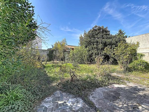 MONTREUIL, AU PIED DU PARC DES BEAUMONTS, 10 MIN DU CENTRE-VILLE ET DES METROS LIGNE 9, BELLE MAISON BOURGEOISE DES ANNEES 60 SUR 2 PARCELLES DE TERRAINS POUR POUR UNE SUPERFICIE TOTALE DE 776M² . TRAVAUX A PREVOIR. TRES BEAU POTENTIEL.