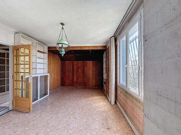 MONTREUIL, AU PIED DU PARC DES BEAUMONTS, 10 MIN DU CENTRE-VILLE ET DES METROS LIGNE 9, BELLE MAISON BOURGEOISE DES ANNEES 60 SUR 2 PARCELLES DE TERRAINS POUR POUR UNE SUPERFICIE TOTALE DE 776M² . TRAVAUX A PREVOIR. TRES BEAU POTENTIEL.